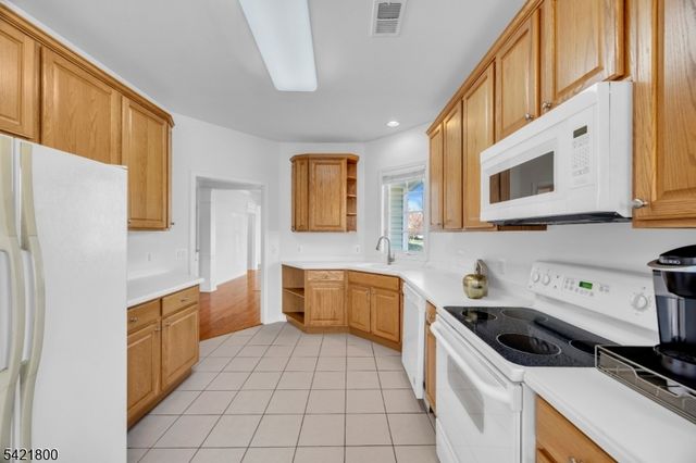 180 Stone Manor Dr, Franklin Twp., NJ 08873
