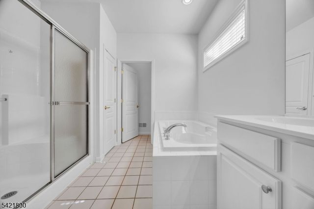 180 Stone Manor Dr, Franklin Twp., NJ 08873