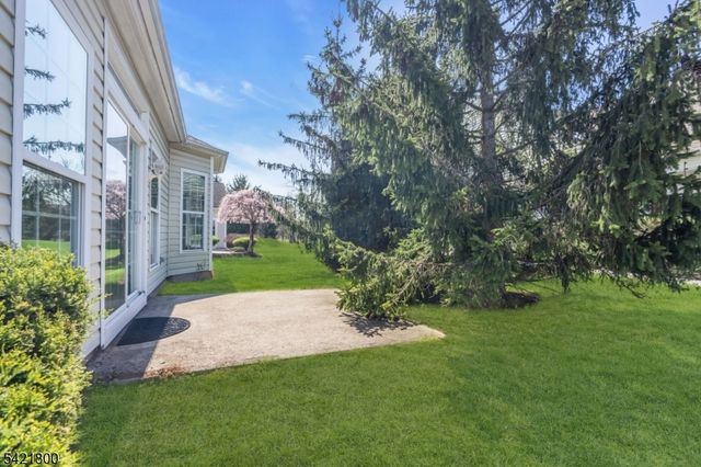 180 Stone Manor Dr, Franklin Twp., NJ 08873