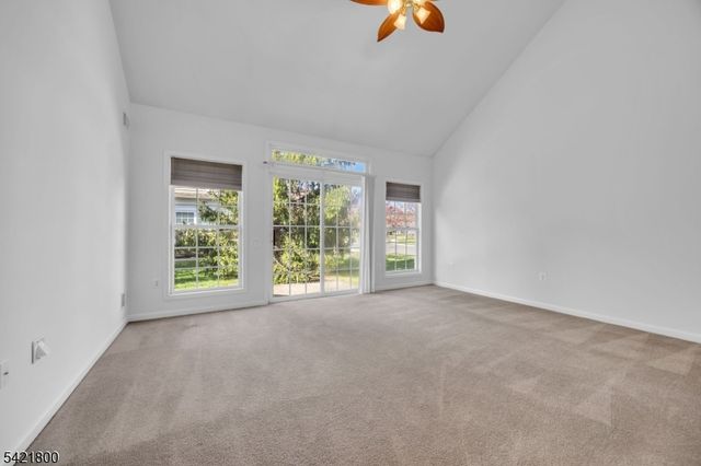 180 Stone Manor Dr, Franklin Twp., NJ 08873