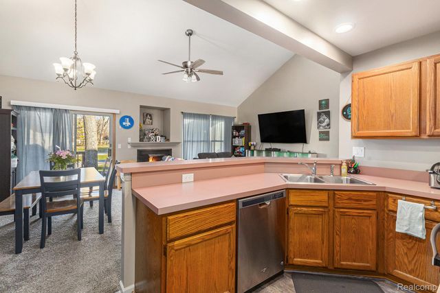 206 Meadow Pointe Drive, Fenton, MI 48430