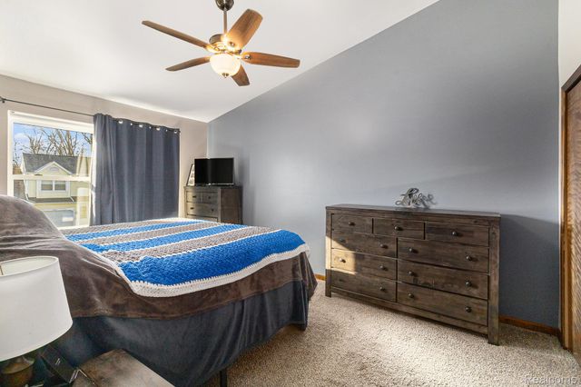 206 Meadow Pointe Drive, Fenton, MI 48430