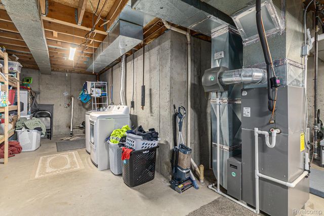 206 Meadow Pointe Drive, Fenton, MI 48430