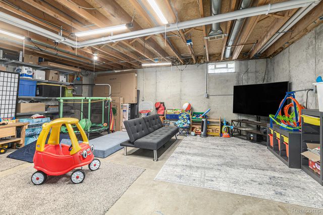 206 Meadow Pointe Drive, Fenton, MI 48430