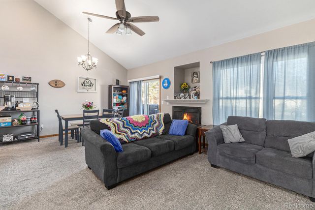 206 Meadow Pointe Drive, Fenton, MI 48430