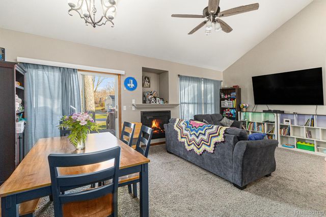 206 Meadow Pointe Drive, Fenton, MI 48430