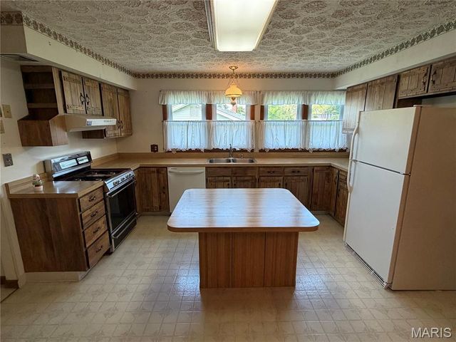 3330 Elm Street, St Charles, MO 63301
