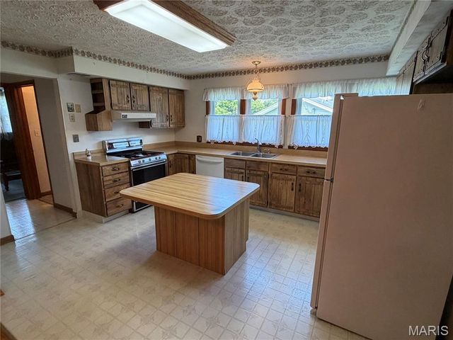 3330 Elm Street, St Charles, MO 63301