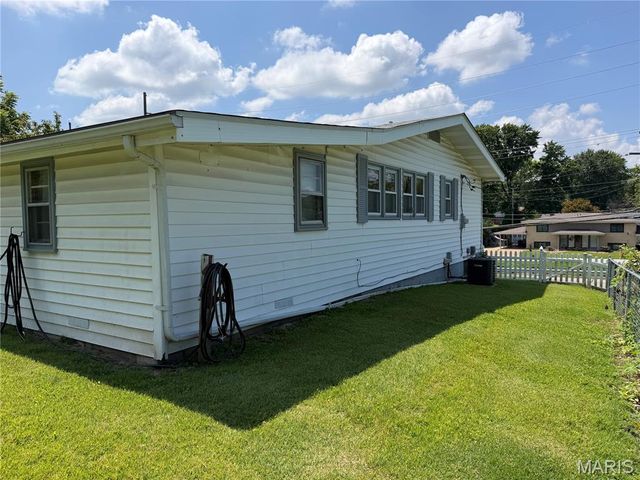 3330 Elm Street, St Charles, MO 63301