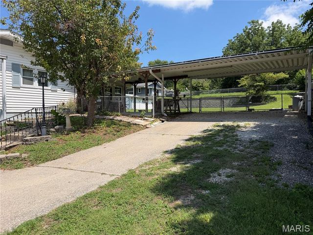 3330 Elm Street, St Charles, MO 63301