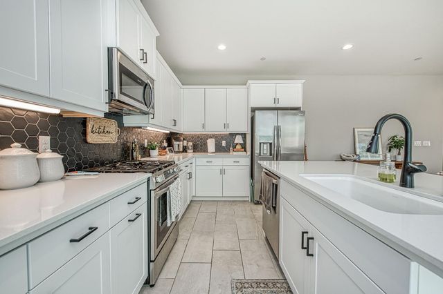 738 Katelyn Avenue, Madera, CA 93636