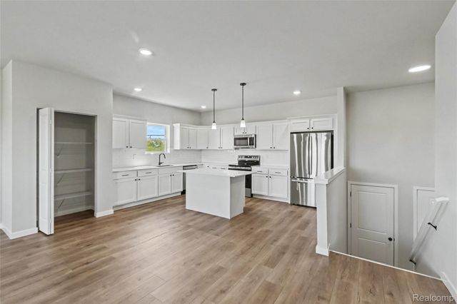 5528 Lahring Road, Fenton Charter Township, MI 48451