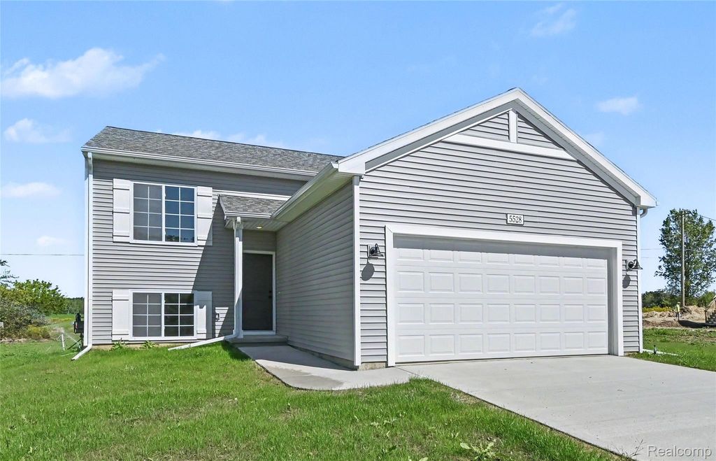 5528 Lahring Road, Fenton Charter Township, MI 48451