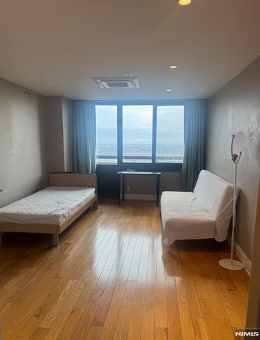 1265 15th Street 17A, Fort Lee, NJ 07024