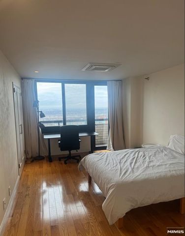 1265 15th Street 17A, Fort Lee, NJ 07024