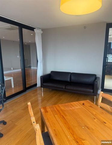 1265 15th Street 17A, Fort Lee, NJ 07024