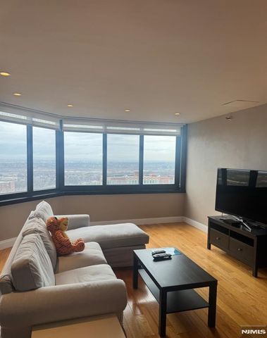 1265 15th Street 17A, Fort Lee, NJ 07024