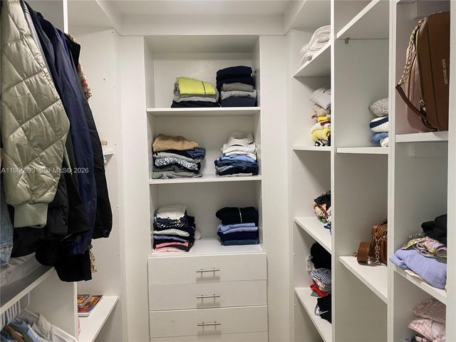 185 SE 14th Ter 1905, Miami, FL 33131