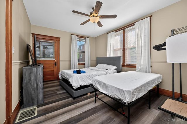 1586 W Galbraith Road, North College Hill, OH 45231