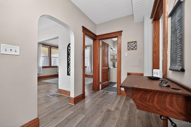 1586 W Galbraith Road, North College Hill, OH 45231