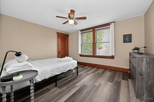 1586 W Galbraith Road, North College Hill, OH 45231