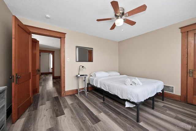 1586 W Galbraith Road, North College Hill, OH 45231