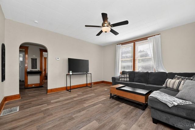 1586 W Galbraith Road, North College Hill, OH 45231
