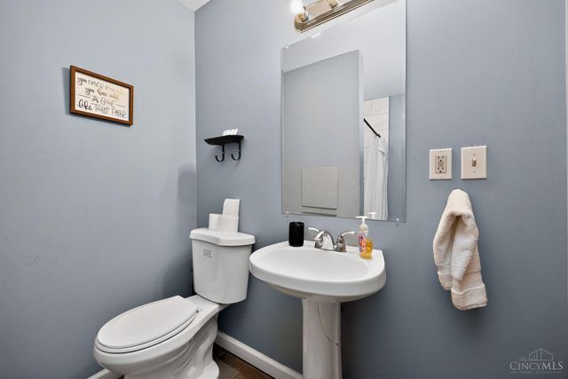 1586 W Galbraith Road, North College Hill, OH 45231