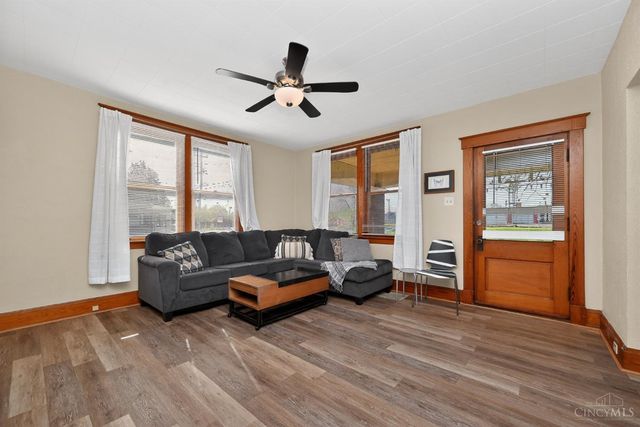 1586 W Galbraith Road, North College Hill, OH 45231