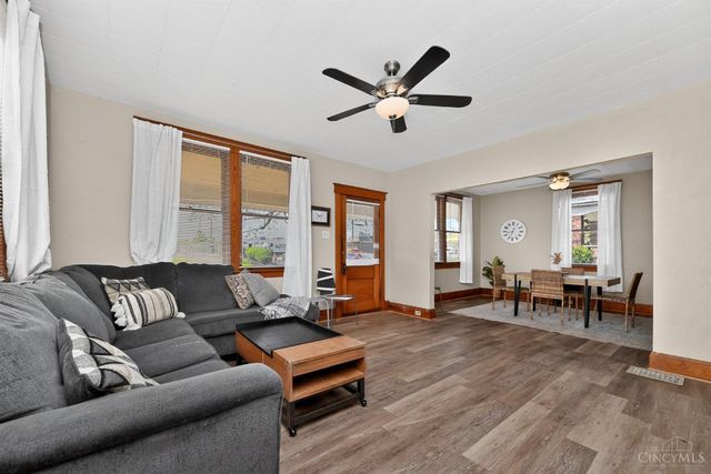 1586 W Galbraith Road, North College Hill, OH 45231