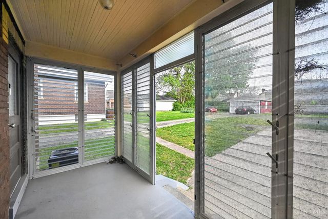 1586 W Galbraith Road, North College Hill, OH 45231