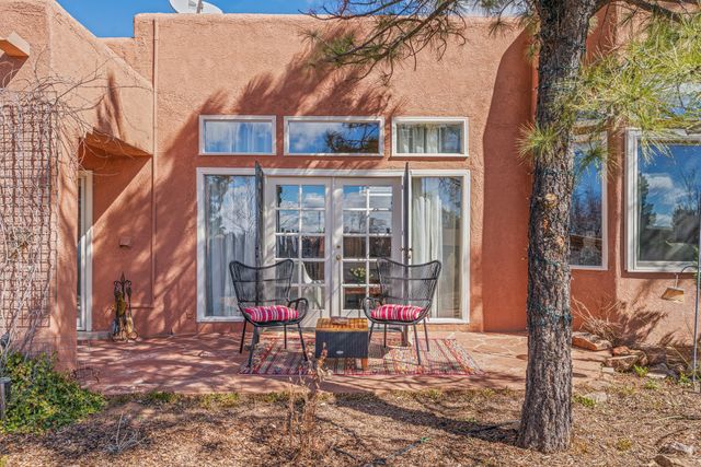 40 Camino Dimitrio, Santa Fe, NM 87508