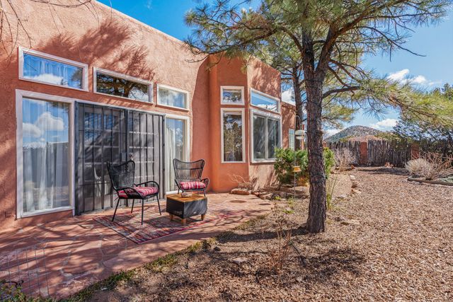 40 Camino Dimitrio, Santa Fe, NM 87508