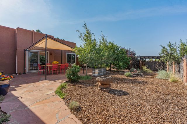 40 Camino Dimitrio, Santa Fe, NM 87508