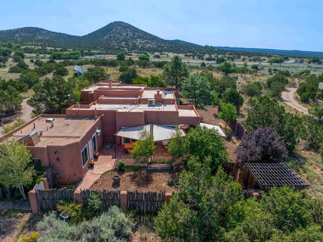 40 Camino Dimitrio, Santa Fe, NM 87508
