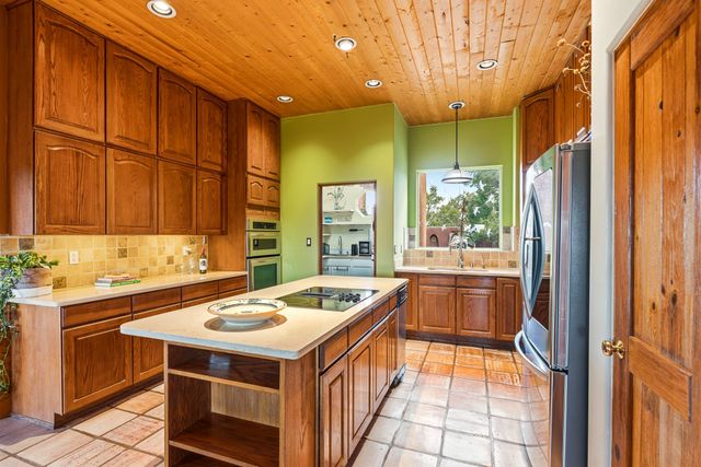 40 Camino Dimitrio, Santa Fe, NM 87508