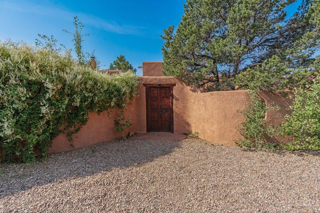 40 Camino Dimitrio, Santa Fe, NM 87508
