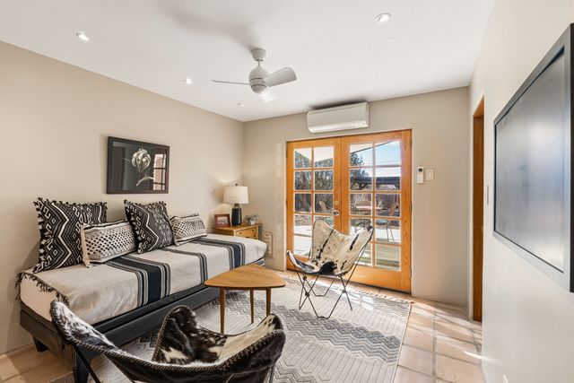 40 Camino Dimitrio, Santa Fe, NM 87508