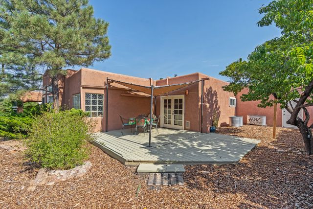 40 Camino Dimitrio, Santa Fe, NM 87508