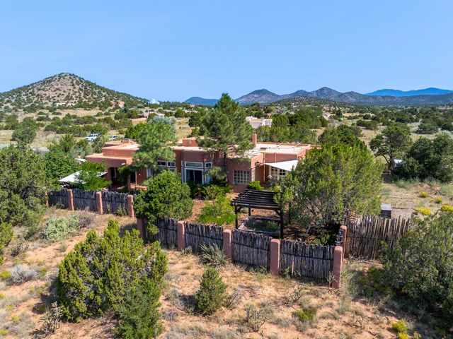 40 Camino Dimitrio, Santa Fe, NM 87508