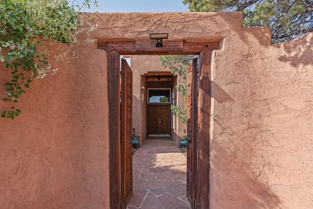 40 Camino Dimitrio, Santa Fe, NM 87508