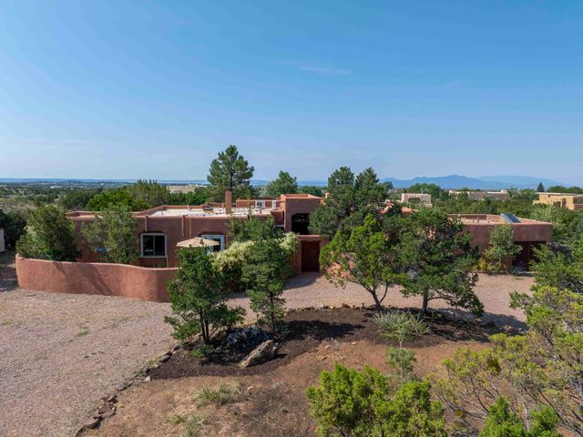 40 Camino Dimitrio, Santa Fe, NM 87508