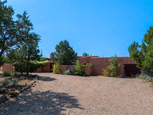 40 Camino Dimitrio, Santa Fe, NM 87508