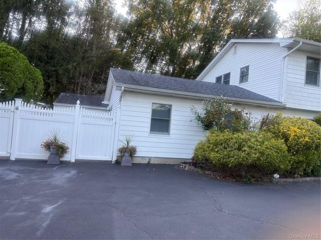 34 MARKWOOD Lane, East Northport, NY 11731