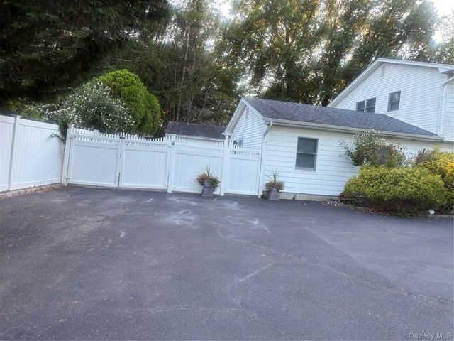 34 MARKWOOD Lane, East Northport, NY 11731