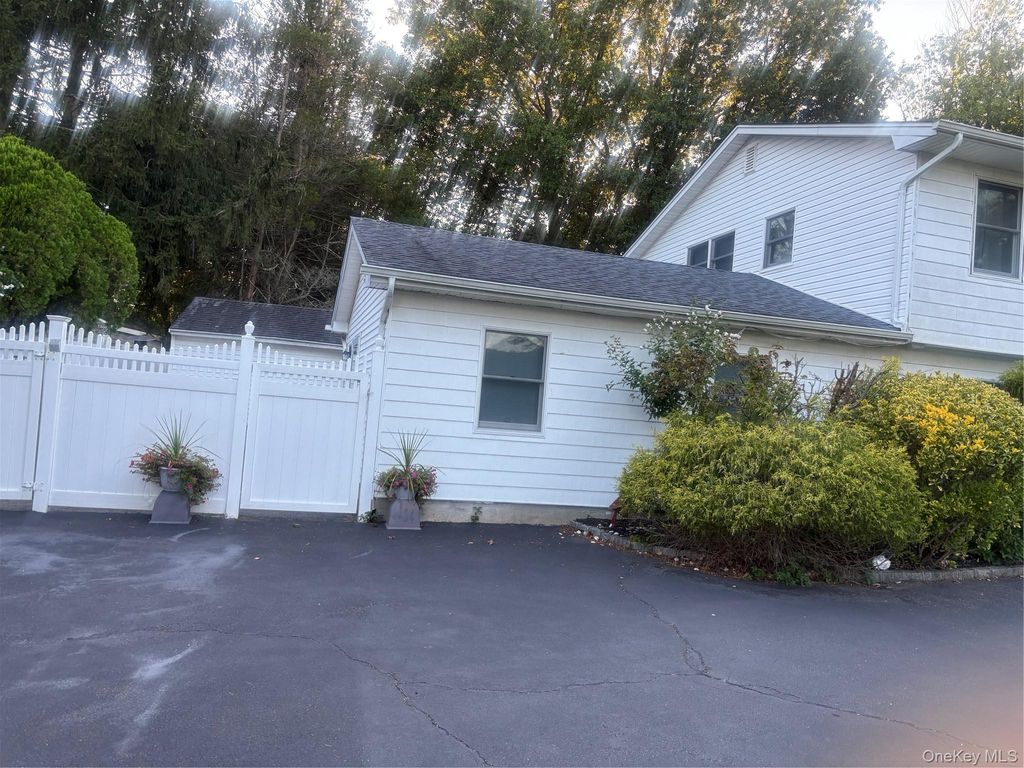 34 MARKWOOD Lane, East Northport, NY 11731