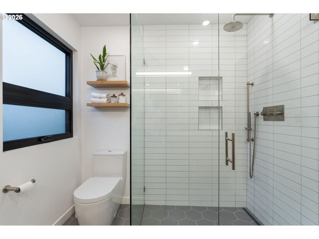 3868 Sw BRIDLEMILE Ln, Portland, OR 97221