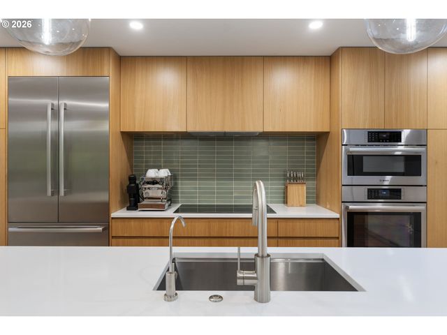 3868 Sw BRIDLEMILE Ln, Portland, OR 97221