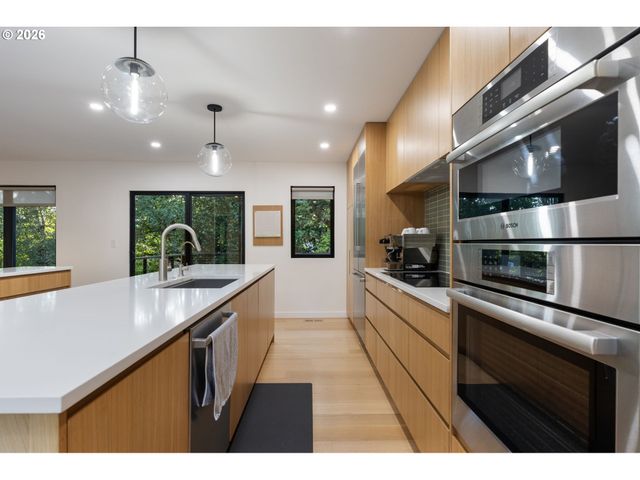 3868 Sw BRIDLEMILE Ln, Portland, OR 97221