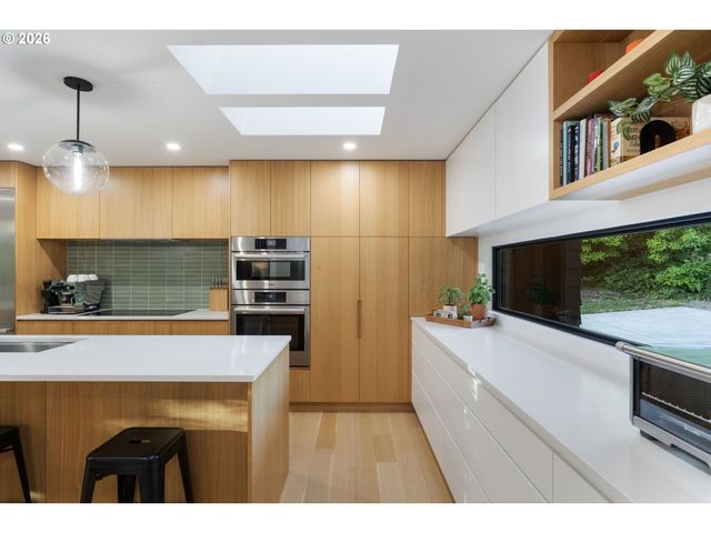 3868 Sw BRIDLEMILE Ln, Portland, OR 97221